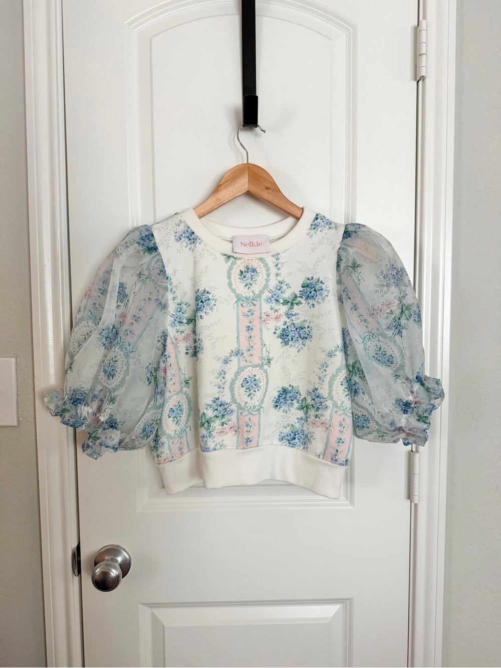 Selkie Minnie La Belle Etoile Blue Floral Puff-Sleeve Sweatshirt Medium